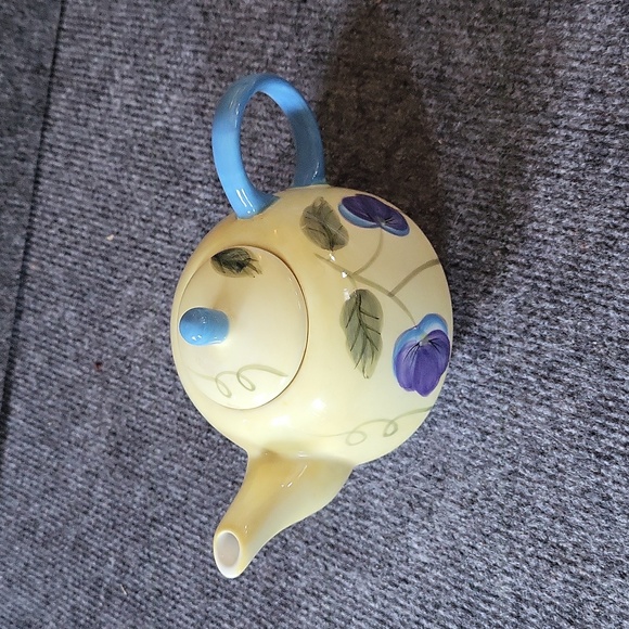 Tea Pot - vintage.   Porcelain hand painted - Picture 3 of 5